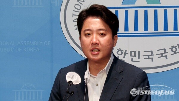 국민의힘 이준석 대표가 13일 오후 서울 여의도 국회 소통관에서 기자회견을 열고 당 비상대책위원회 체제 전환에 대한 가처분 신청 등과 관련해 입장을 밝히고 있다. 사진 / 권민구 기자