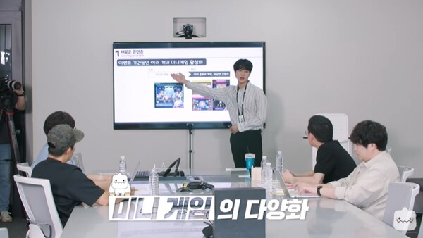 방탄소년단 진이 메이플스토리 기획회의에 참여해 자신의 아이디어를 발표하고 있다. ⓒ메이플스토리 유튜브 캡쳐