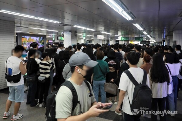 장애인단체 지하철시위로 인한 열차 운행 지연으로 시민들이 불편을 겪고 있다. [사진 /오훈 기자]