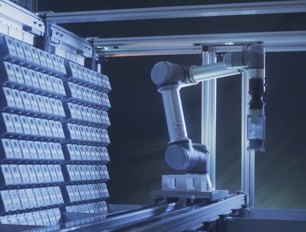 제이브이엠의 차세대 파우치 포장 자동 조제기 ‘MENITH’ 내부에서 다관절 협동로봇을 활용해 캐니스터를 자동으로 교체하는 모습. ⓒ한미약품