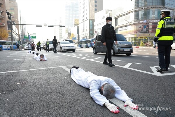 삼성피해회복대책위 관계자들이 오체투지 행진을 하고 있다. [사진 /오훈 기자]