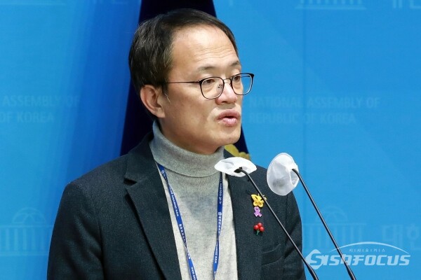 더불어민주당 박주민 원내수석부대표가 지난 15일 국회소통관에서 기자회견을 하고 있다. [사진 /오훈 기자]